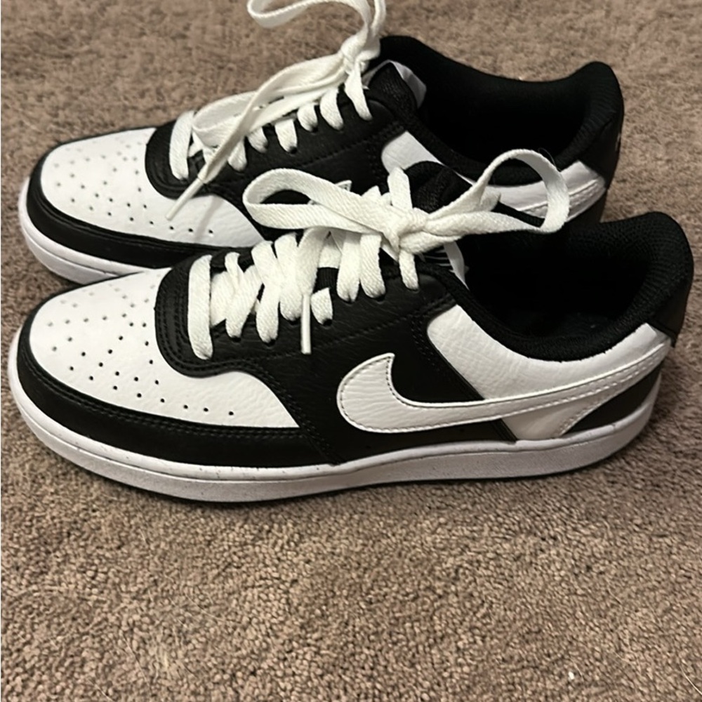 Nike Kids Shoes Black and White Size 6